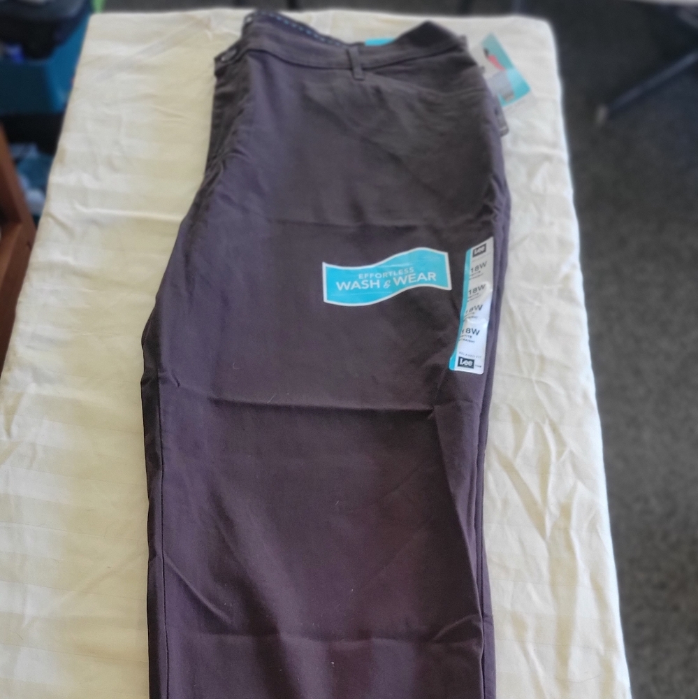🤗 Lee Relaxex Fit Straight Leg slacks Womans